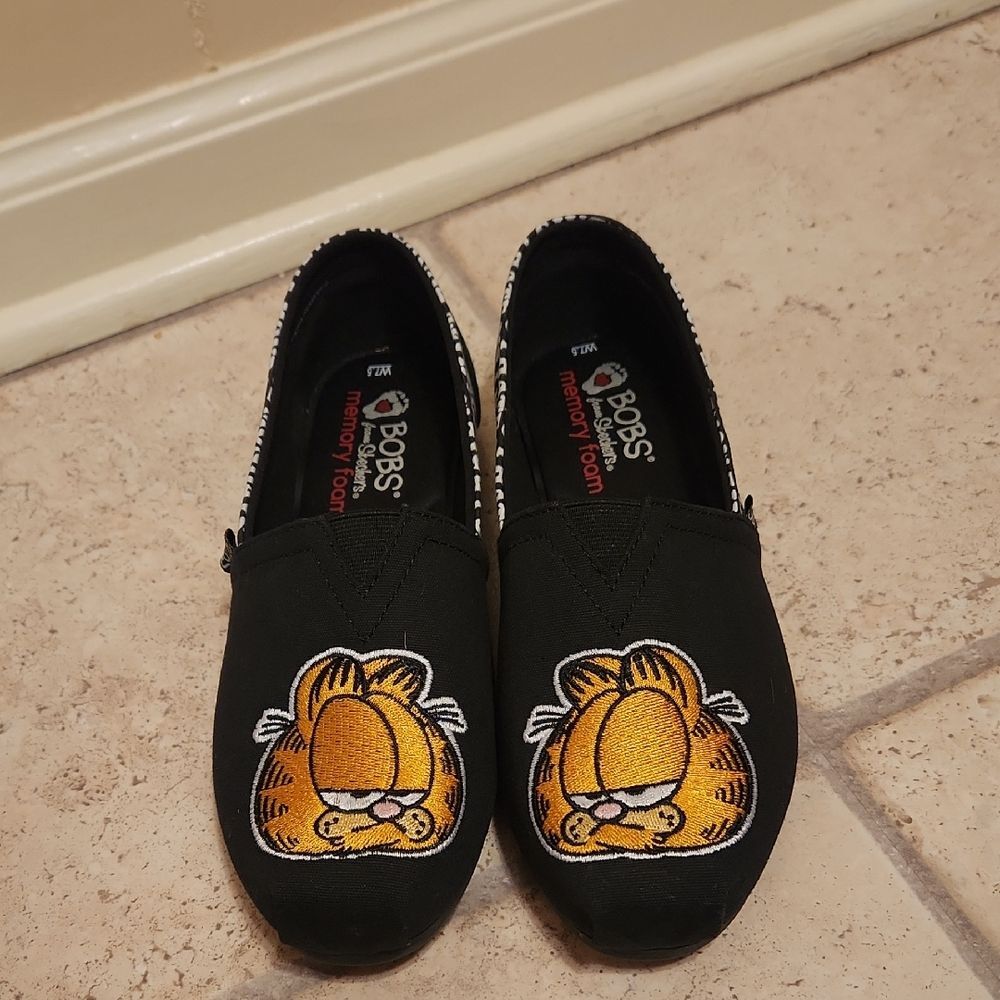Bobs from Skechers Black Slip-on Shoes w/ Garfield Size 7.5